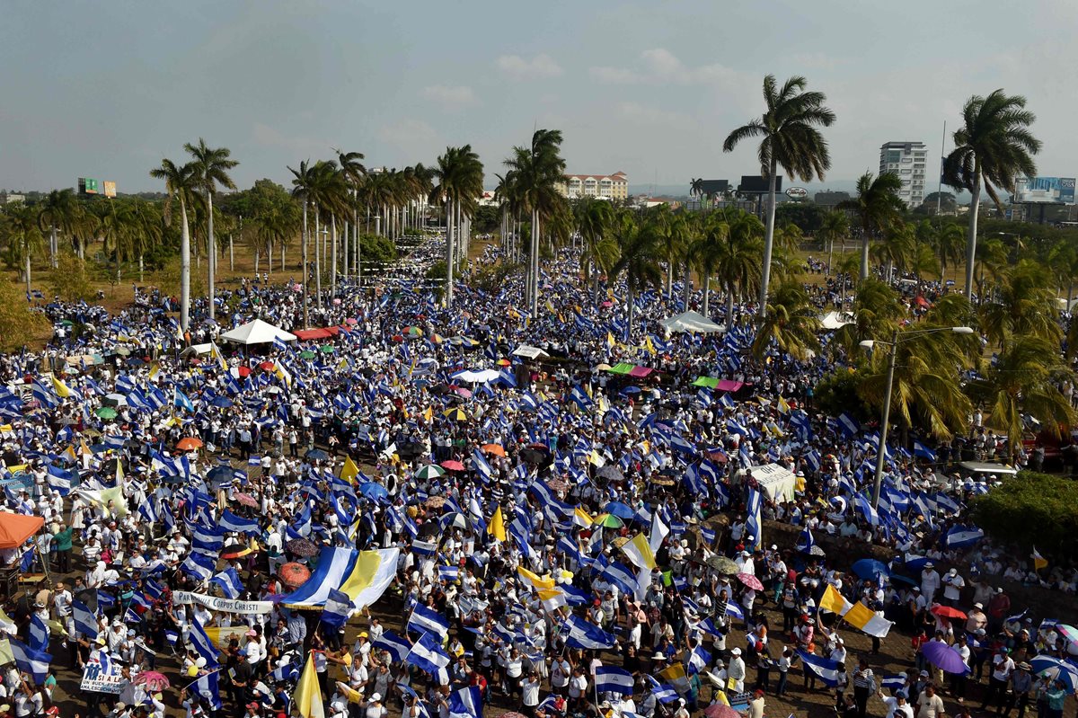 Nicaragüenses católicos participan en una misa al aire libre, para exigir el fin de la violencia en el país, frente a la Catedral Metropolitana en Managua. (Foto Prensa Libre:AFP).