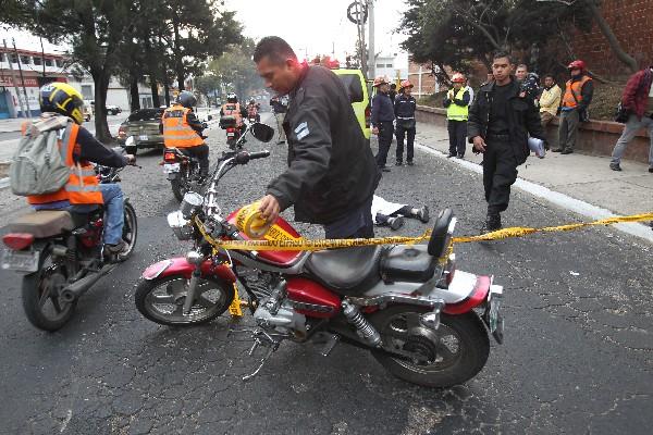 Un Policía  resguarda el lugar del accidente.