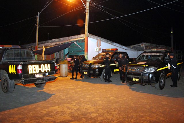 Agentes de la PNC fueron agredidos por integrantes de la Inspectoría General. (Foto Prensa Libre: Rolando Miranda)