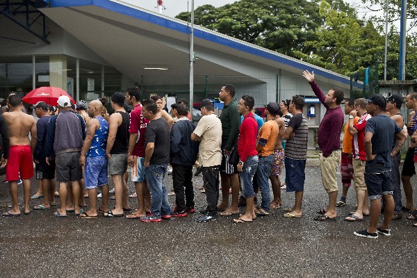 <span class="hps">Inmigrantes cubanos</span> <span class="hps">hacen cola</span> <span class="hps">para el desayuno</span> <span class="hps">la zona</span> <span class="hps">fronteriza en</span> <span class="hps">Peñas Blancas</span><span>, Costa Rica.</span> (Foto Prensa Libre: AP)
