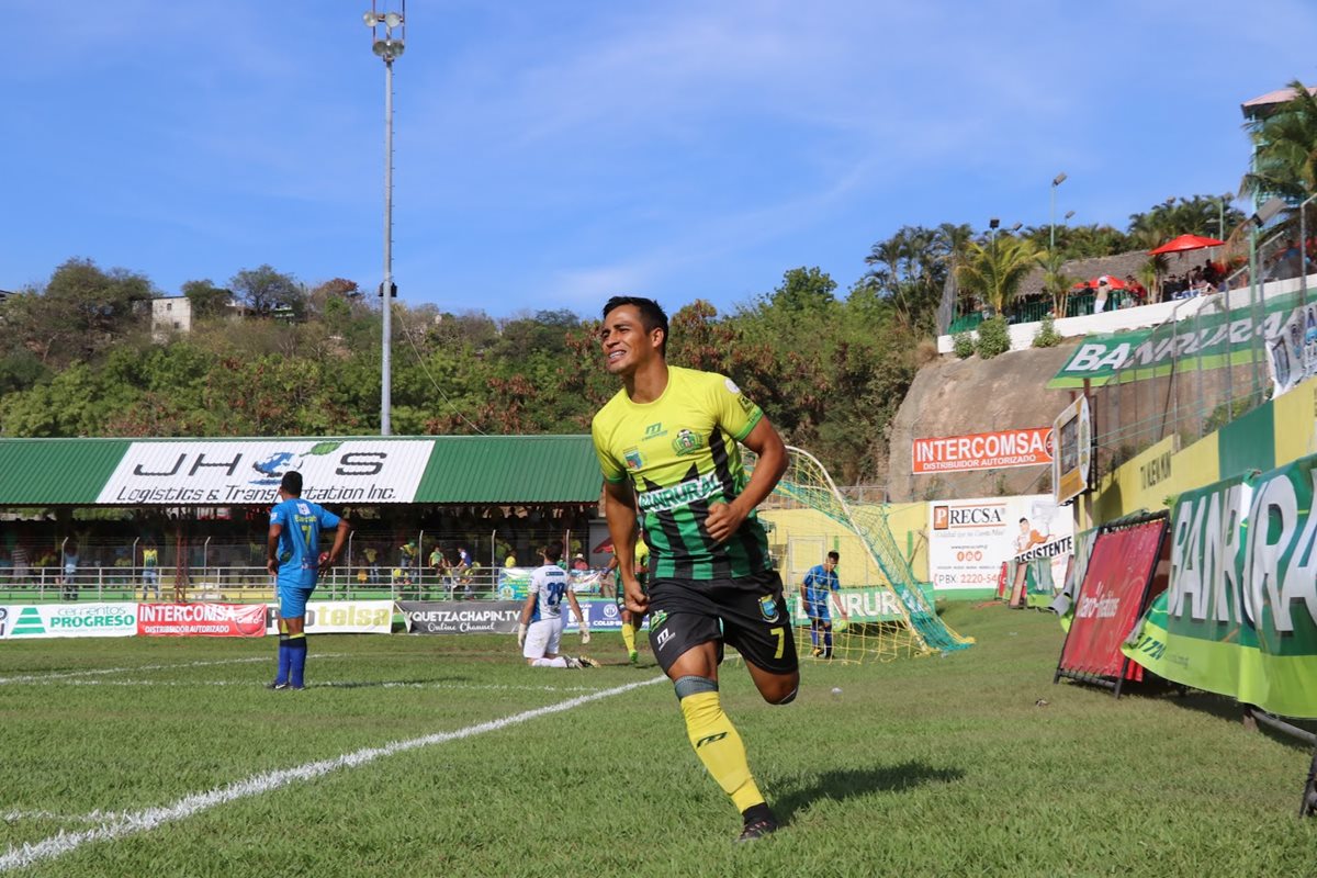 Celebración efusiva de Luis Martínez para darle la alegría del triunfo a su afición. (Foto Prensa Libre: Hugo Oliva)