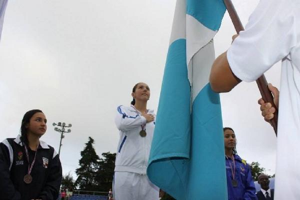 VALERIE gruest —blanco— obtuvo tres medallas de oro y dos bronces en el campeonato que se disputa en Costa Rica.