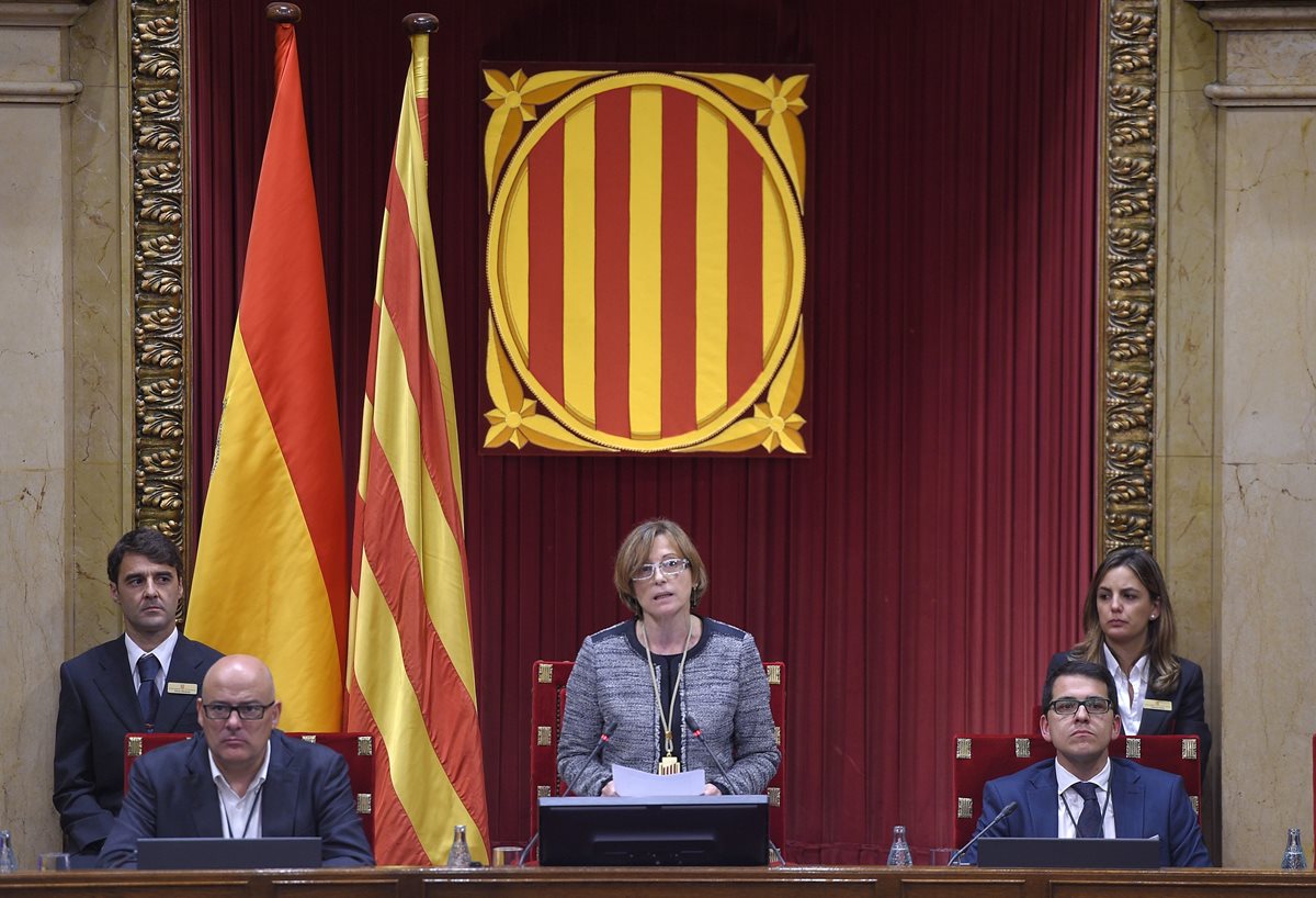 Carme Forcadell (centro) pronuncia su primer discurso como nuevo presidente del Parlamento Europeo. (Foto Prensa Libre: AFP).