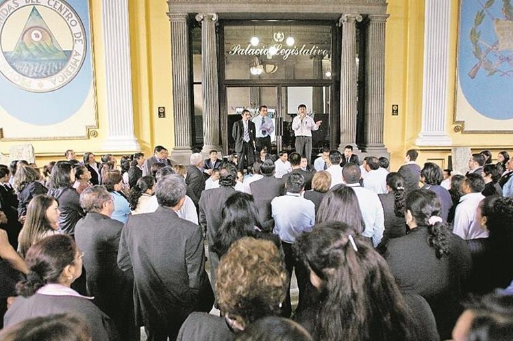 Los empleados del Congreso recibirán uniformes nuevos para trabajar. (Foto Prensa Libre: Hemeroteca PL)