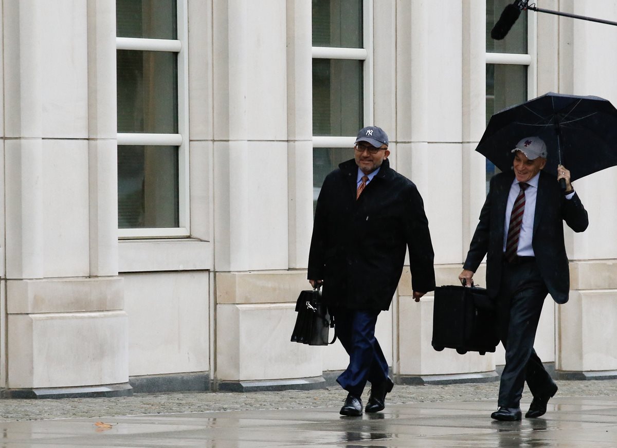 Los abogados Eduardo Balarezo (i) y William Purpura, del equipo legal del narcotraficante mexicano Joaquín "el Chapo" Guzmán Loera, llegan a una audiencia de selección de jurado este lunes. (Foto Prensa Libre: EFE)