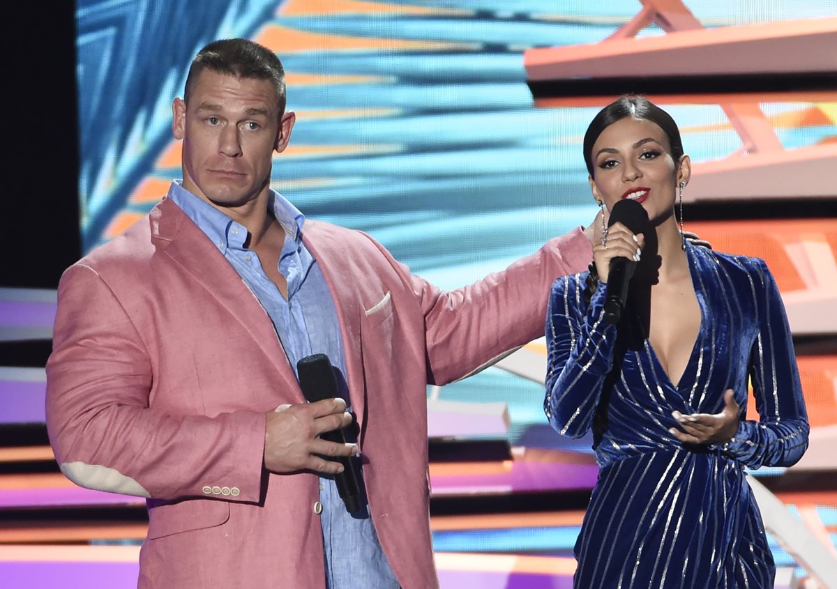 John Cena y Victoria durante su particiupación en el show. (Foto Prensa Libre: AP)