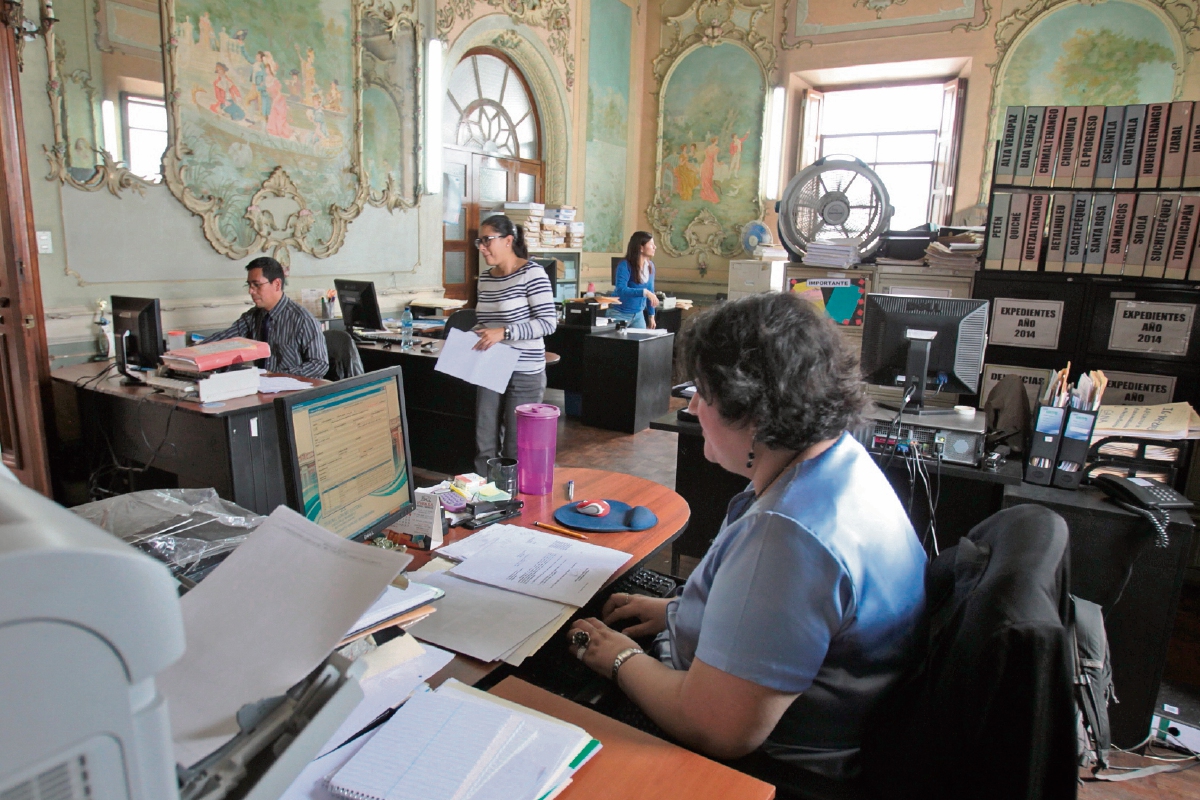 La quietud en las oficinas del Tribunal Supremo Electoral da paso a un frenético trajín, en la misma medida en que se acerca la fecha de convocatoria y el día de las votaciones.