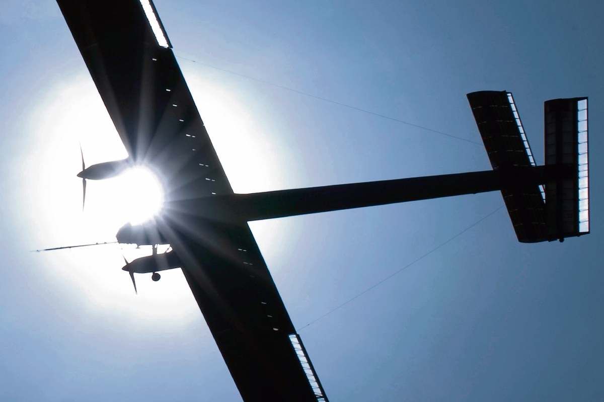 El avión solar busca dar la vuelta al mundo. (Foto Prensa Libre: AFP).