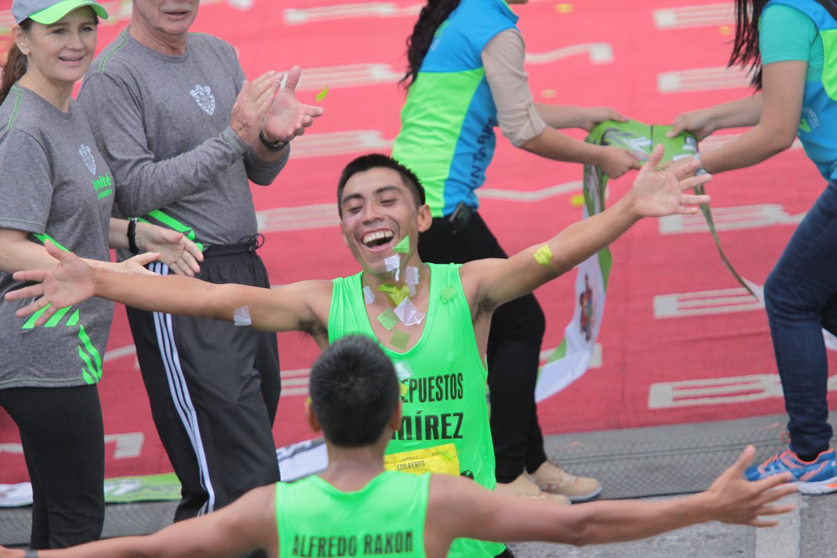 José Alfredo y Edilberto Razón festejan en su ingreso a la meta. (Foto Prensa Libre: Jesús Cuque)