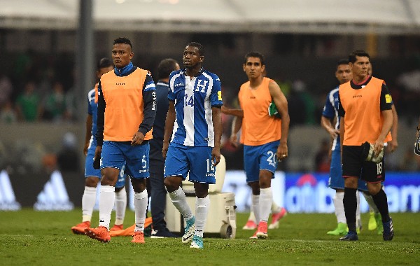 Los jugadores hondureños muestran su frustración tras la derrota contra México. (Foto Prensa Libre: AFP)