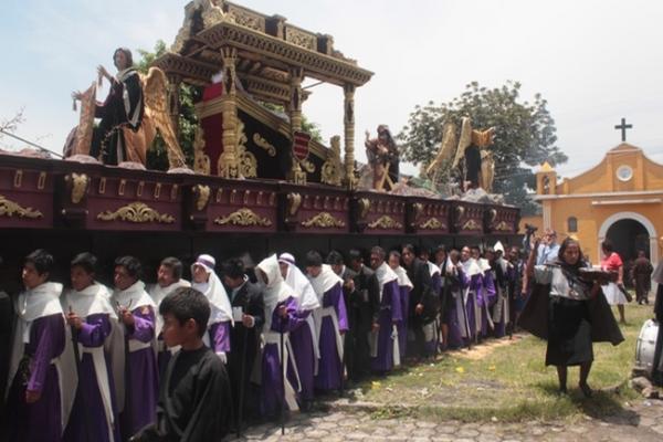 La hermandad del Cristo Yacente de la Fe, de la catedral de Escuintla, celebró 78 años de fundación con una solemne procesión por las calles de la ciudad. (Foto Prensa Libre: Melvin Sandoval)