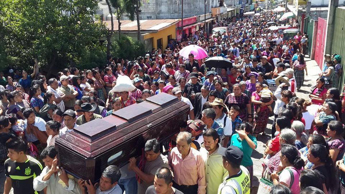 Vecinos, amigos y familiares dan el último adiós a Marleny Mucia Barán. (Foto Prensa Libre: Ángel Julajuj)