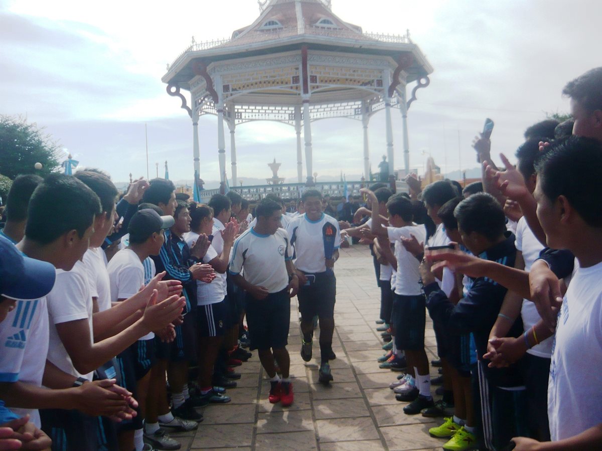 Alumnos de la Escuela Nacional Normal de Educación Física de San Marcos inician recorrido de la antorcha centroamericana de la libertad. (Foto Prensa Libre: Genner Guzmán)