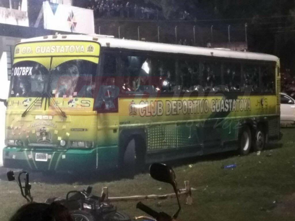 Así terminó el bus de Deportivo Guastatoya después de ser atacado por un grupo de aficionados de Cobán Imperial. (Foto Prensa Libre: Hemeroteca PL)