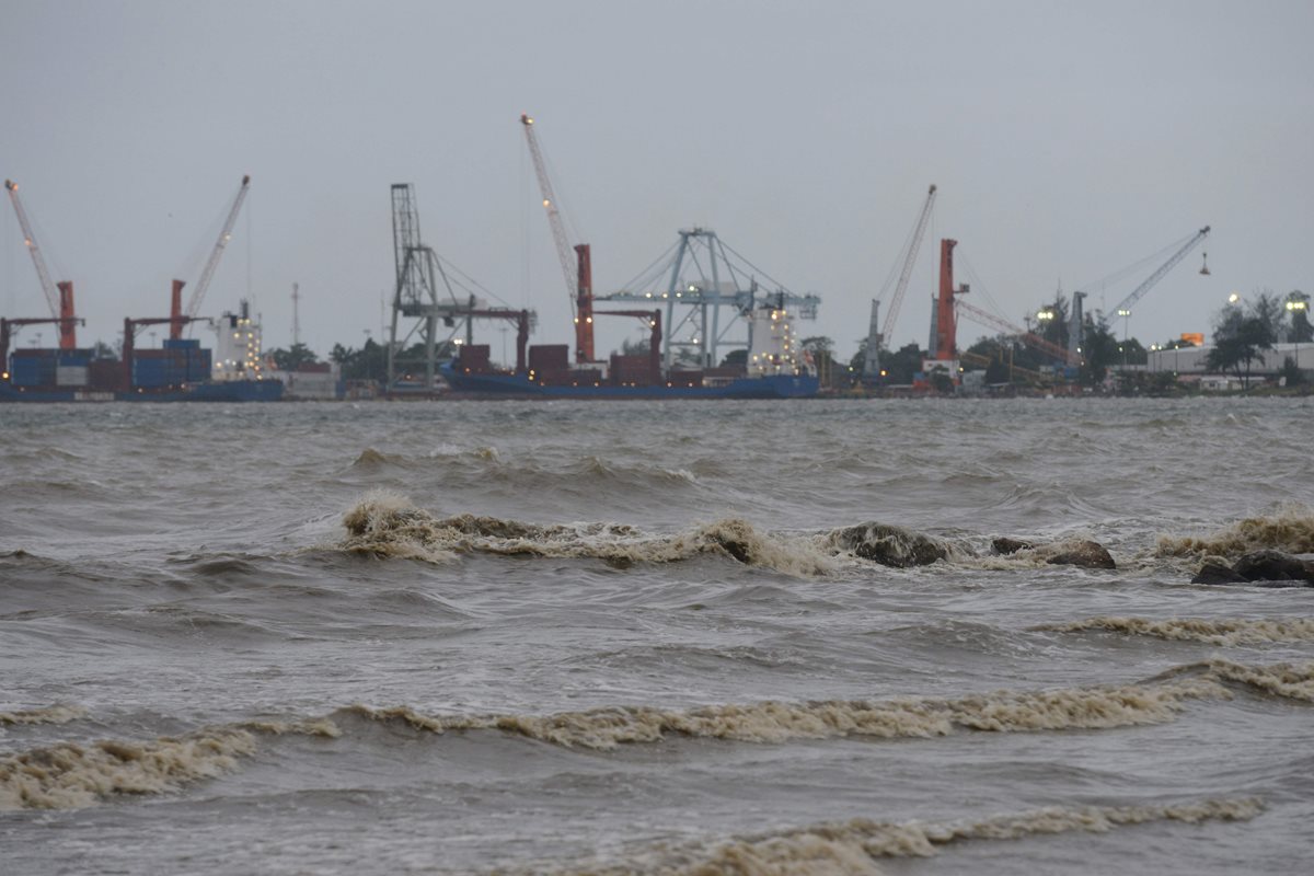 Vista panorámica de Puerto Cortés, Honduras, en alerta máxima por el huracán Earl. (Foto Prensa Libre: AFP).