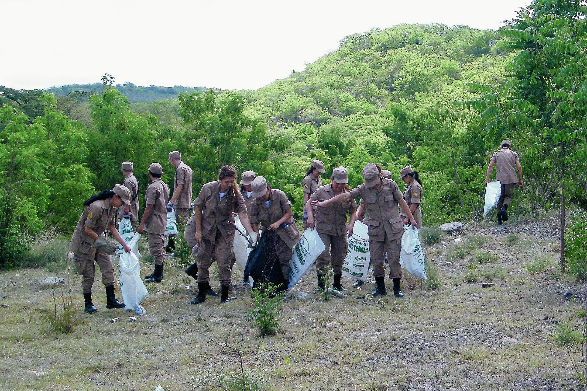 Reservistas recogen desechos en un área de Guastatoya, El Progreso. (Foto Prensa Libre: Héctor Contreras)