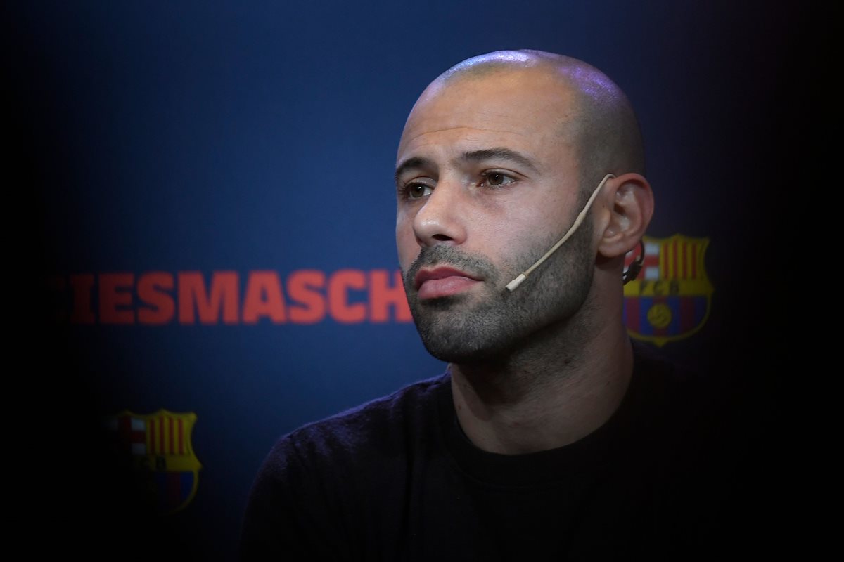 El argentino Javier Mascherano se despidió con lágrimas del FC Barcelona este miércoles. (Foto Prensa Libre: AFP)