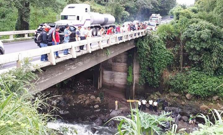 El automotor quedó volcado en el río Sis, km 159 de la ruta al Suroccidente, Mazatenango, Suchitepéquez. (Foto Prensa Libre: Cristian I. Soto)