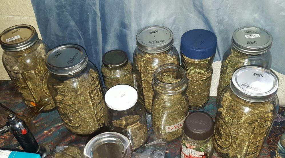 Frascos con supuesta marihuana es parte de lo incautado por el MP en las diligencias en la zona 10. (Foto Prensa Libre: MP)