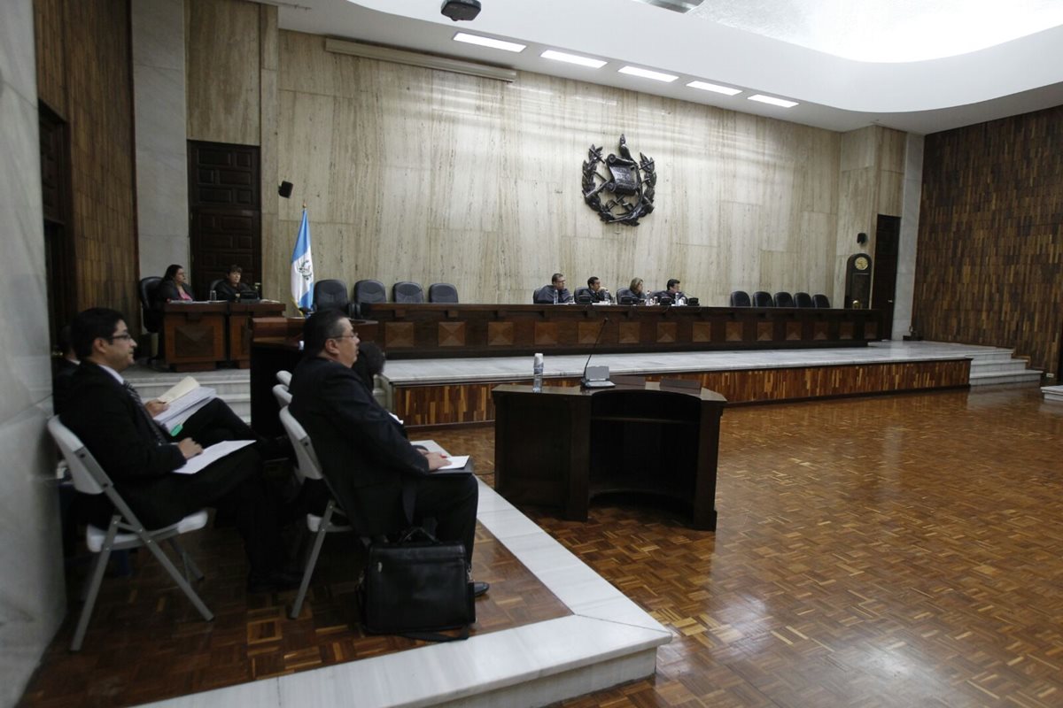 En audiencia publica, en la Cámara de Amparos y Antejuicios, el Centro de Acción Legal en Derechos Humanos Caldh pide a la Corte retirar del proceso por genocidio a la magistrada Anabella Cardona (Foto Prensa Libre: Paulo Raquec). 