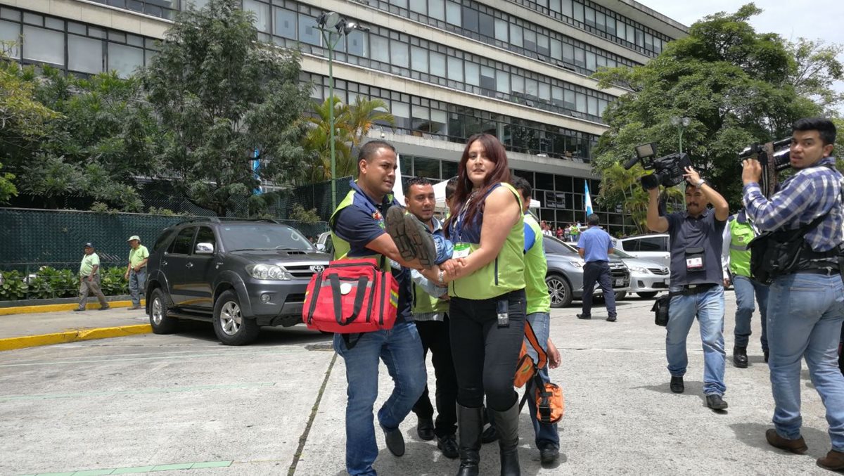 Brigadistas evacúan a uno de los heridos durante el simulacro de sismo. (Foto Prensa Libre: Erick Ávila).