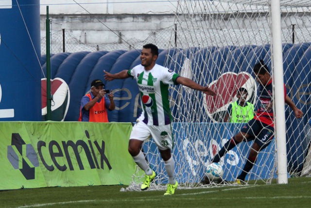 Édgar Chinchilla festeja tras una de sus anotaciones. (Foto Prensa Libre: Jesús Cuque)