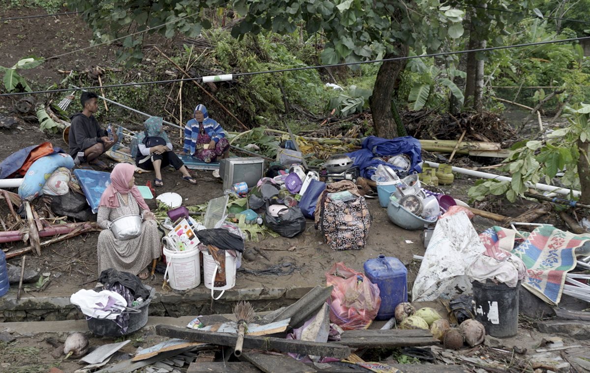 Víctimas del tsunami resguardan sus pertenencias en Sunda Strait, Indonesia.