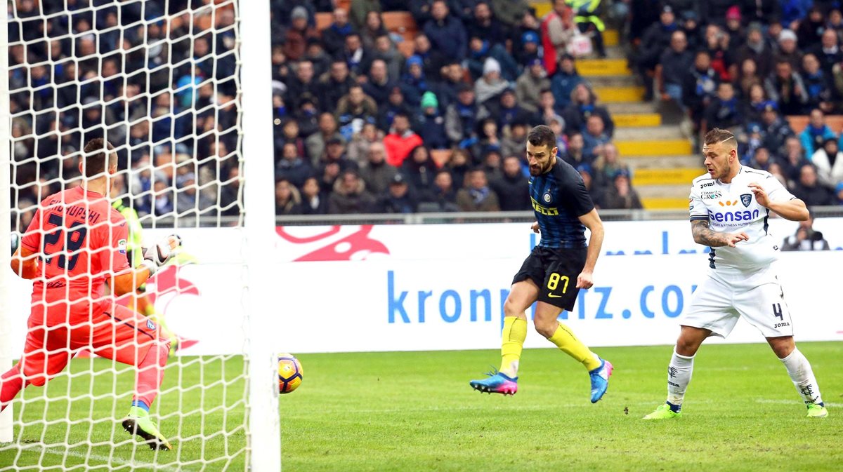 Antonio Candreva venció al portero del Empoli Lukasz Skorupski para anotar el 2-0 a favor del Inter. (Foto Prensa Libre. EFE)