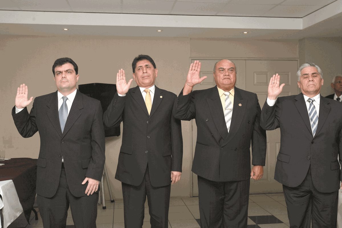 Toma de posesión, juramentación y conferencia de prensa de los nuevos directivos de la Federación de Futbol. El acto fue en la sede de la Fedefutbol. Gerardo Paiz, vocal II; Bryan Jiménez, presidente; Juan Manuel Pelaez, tesorero; Héctor Trujillo, secretario.