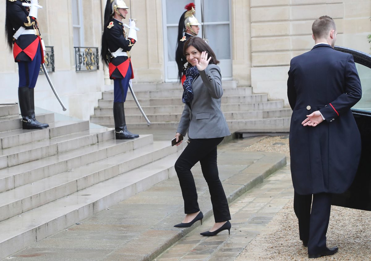 Anne Hidalgo visitó la zona de aficionados de Irlanda del Norte en la Torre Eiffel para felicitarlos. (Foto Prensa Libre: AFP)