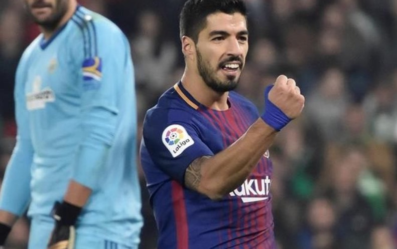 El delantero del FC Barcelona, Luis Suárez, está de fiesta. (Foto Prensa Libre: EFE)