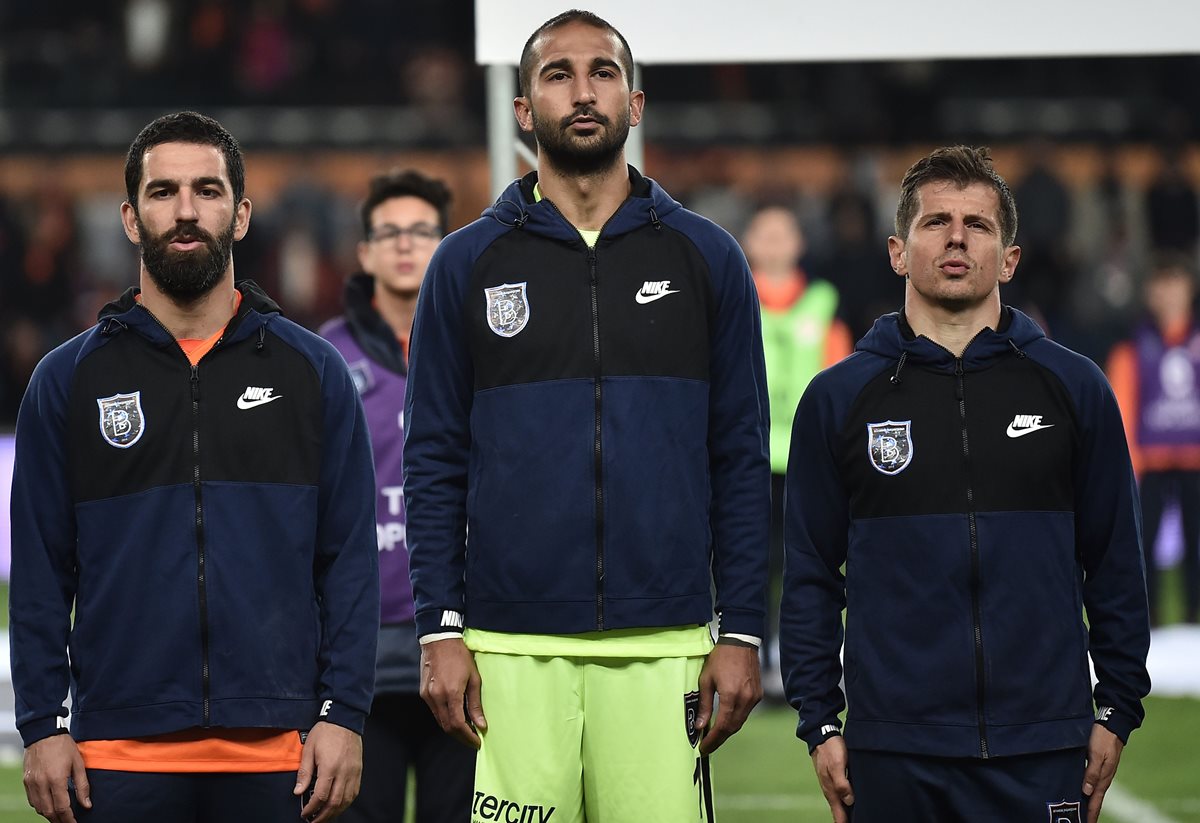 Arda Turán, ahora jugando en Turquía, fue suspendido por 16 partidos por la agresión contra el árbitro auxiliar. (Foto Prensa Libre: AFP)