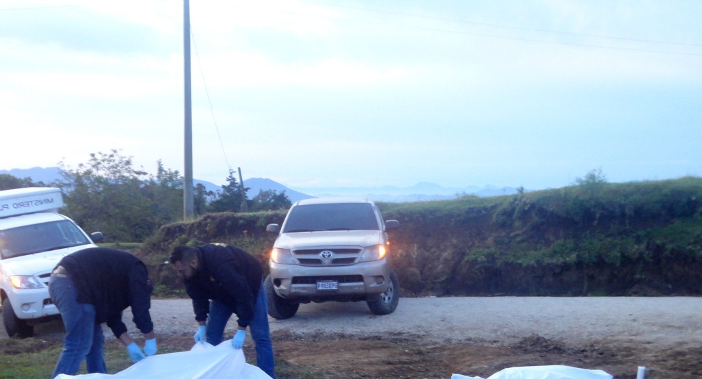 Lugar donde fueron hallados los cadáveres de dos hombres, en Santa Rosa de Lima, Santa Rosa. (Foto Prensa Libre: Oswaldo Cardona)