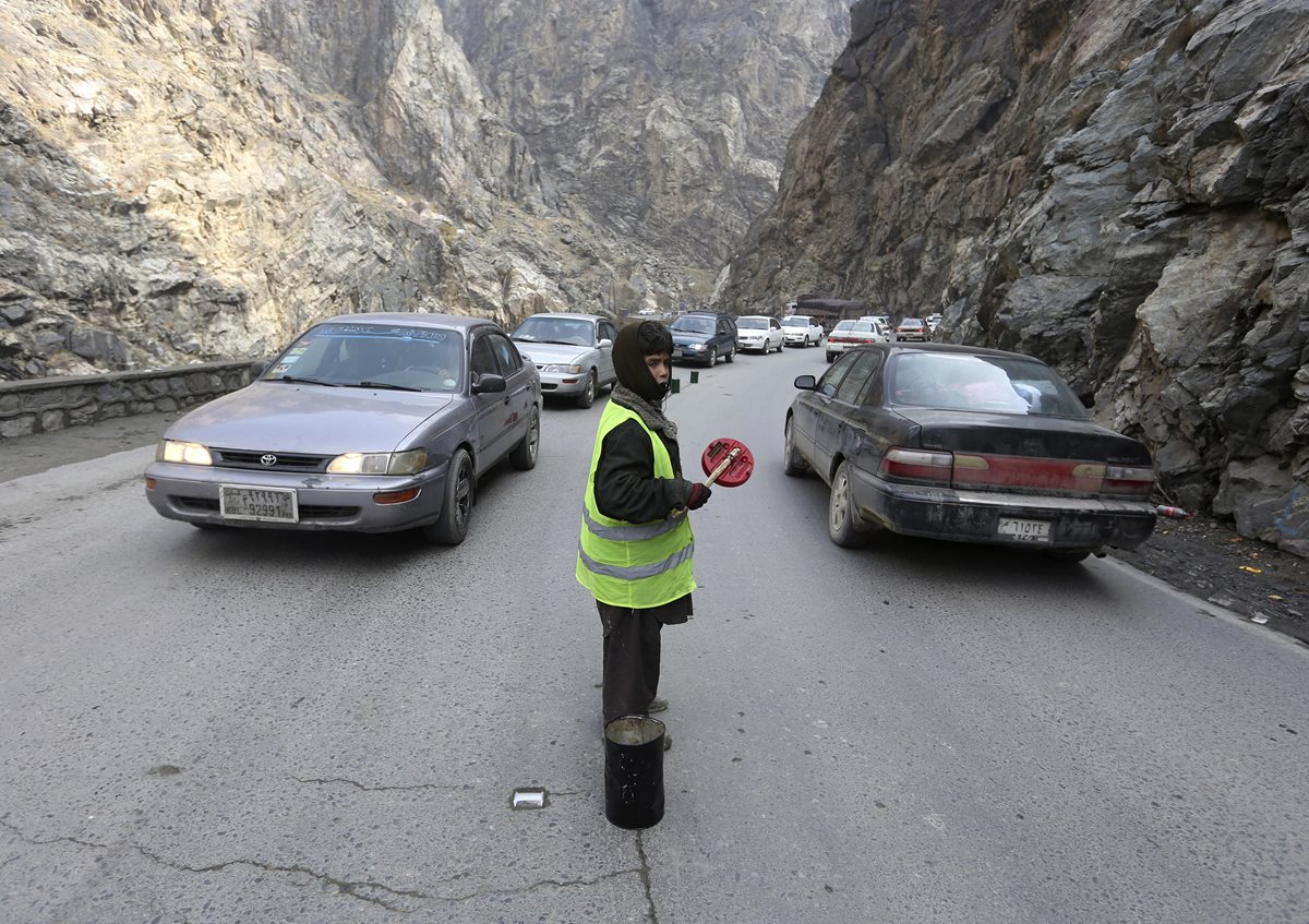Sedaqat dirige el tránsito en el paso de Maipur, desde Kabul a Pakistán. (Foto Prensa Libre: AP).