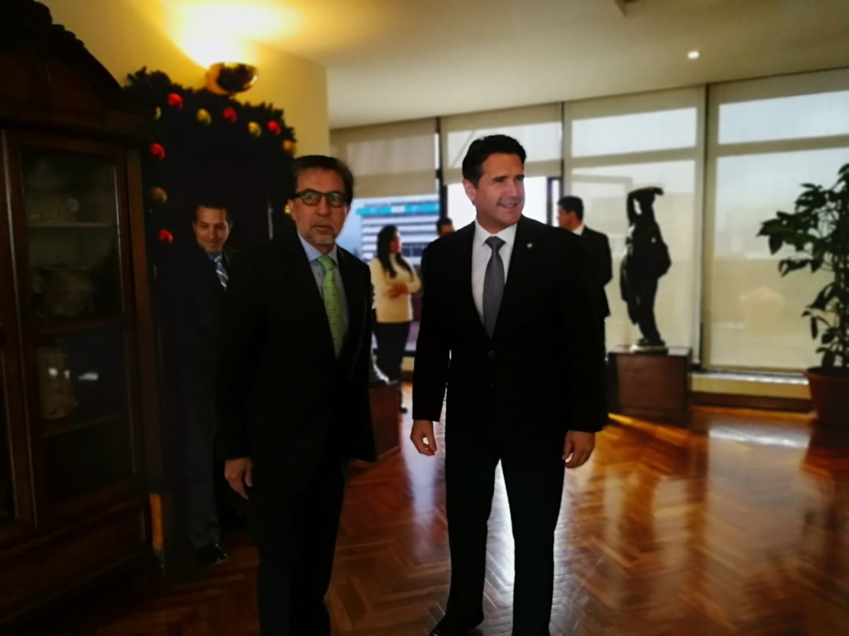 El embajador de Estados Unidos, Luis Arreaga, junto al alcalde capitalino, Ricardo Quiñónez, en la Municipalidad de Guatemala. (Foto Prensa Libre: Cortesía)