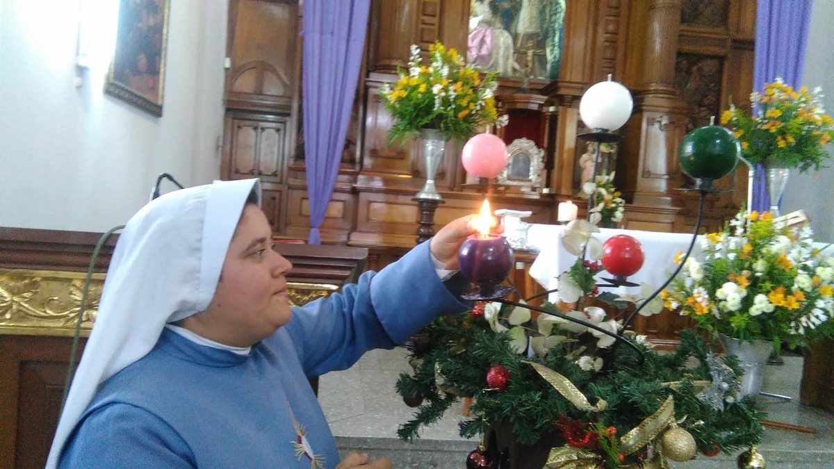 Una corona de adviento luce en el altar de la iglesia de Belén, zona 1.