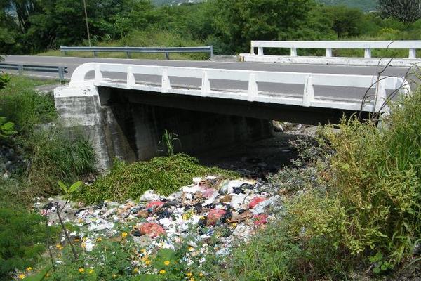 Desechos son lanzados bajo el puente ubicado en el km 102 de la ruta entre El Jícaro y Cabañas. (Foto Prensa Libre: Héctor Contreras)