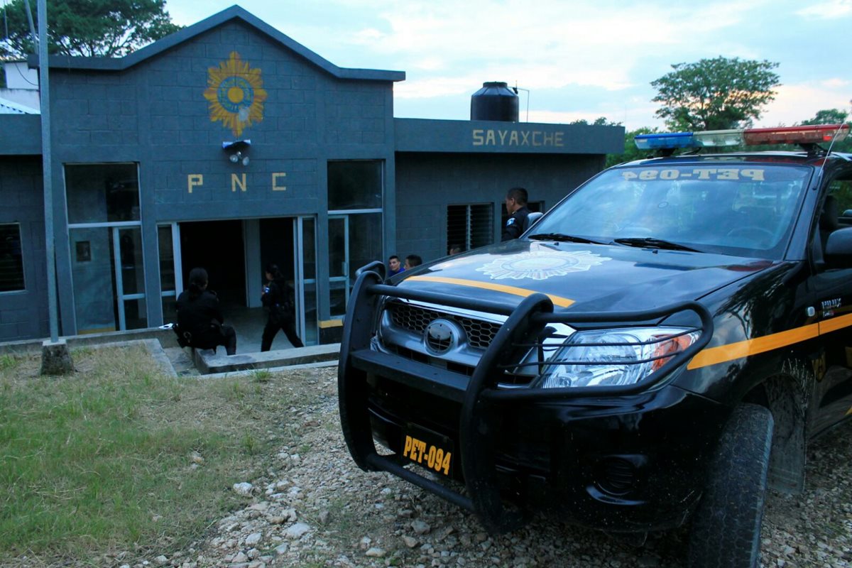 Subestación de la PNC en Sayaxché, Petén, localidad en la que se reportó el incidente. (Foto Prensa Libre: Rigoberto Escobar)