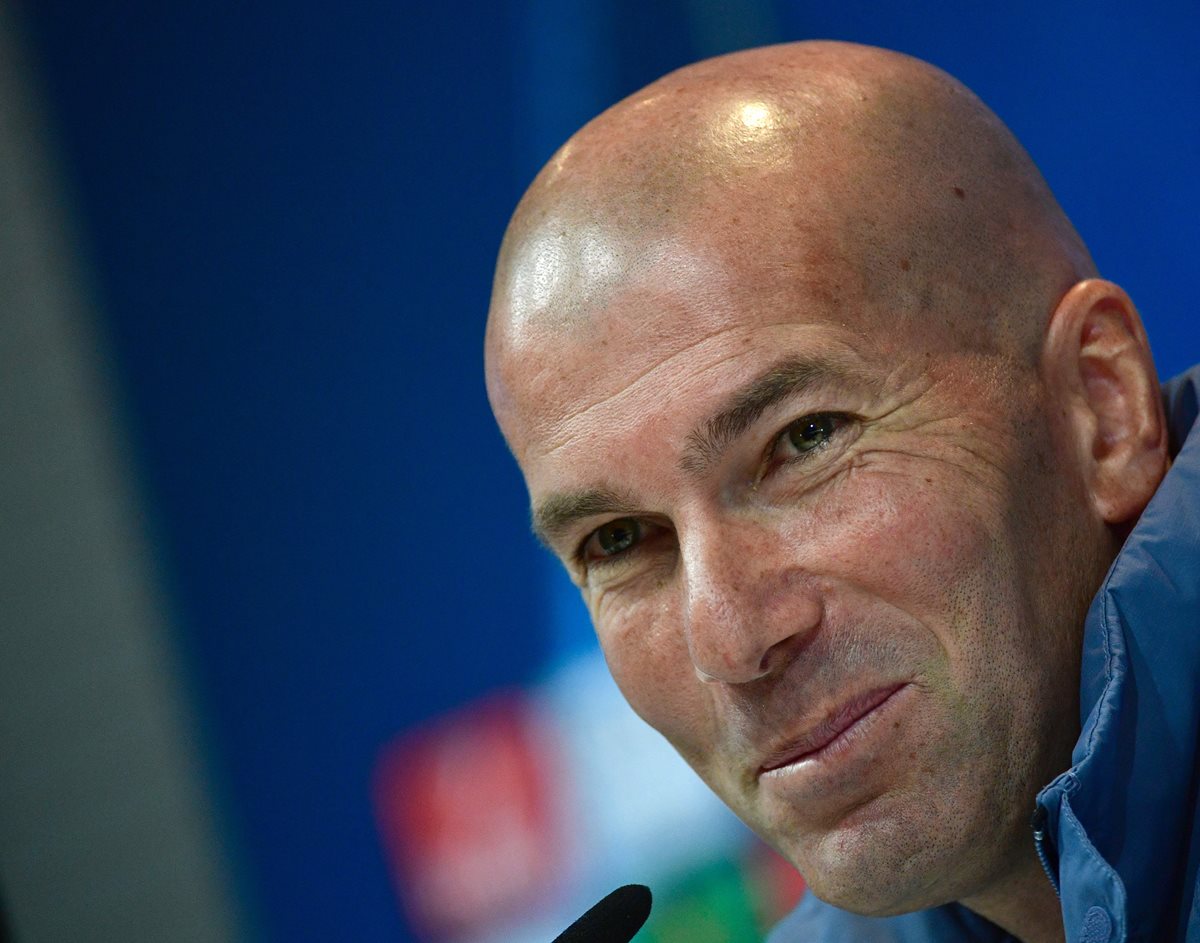 El francés Zinedine Zidane, técnico del Real Madrid, durante la conferencia de prensa previo al juego contra el Atlético. (Foto Prensa Libre: AFP)