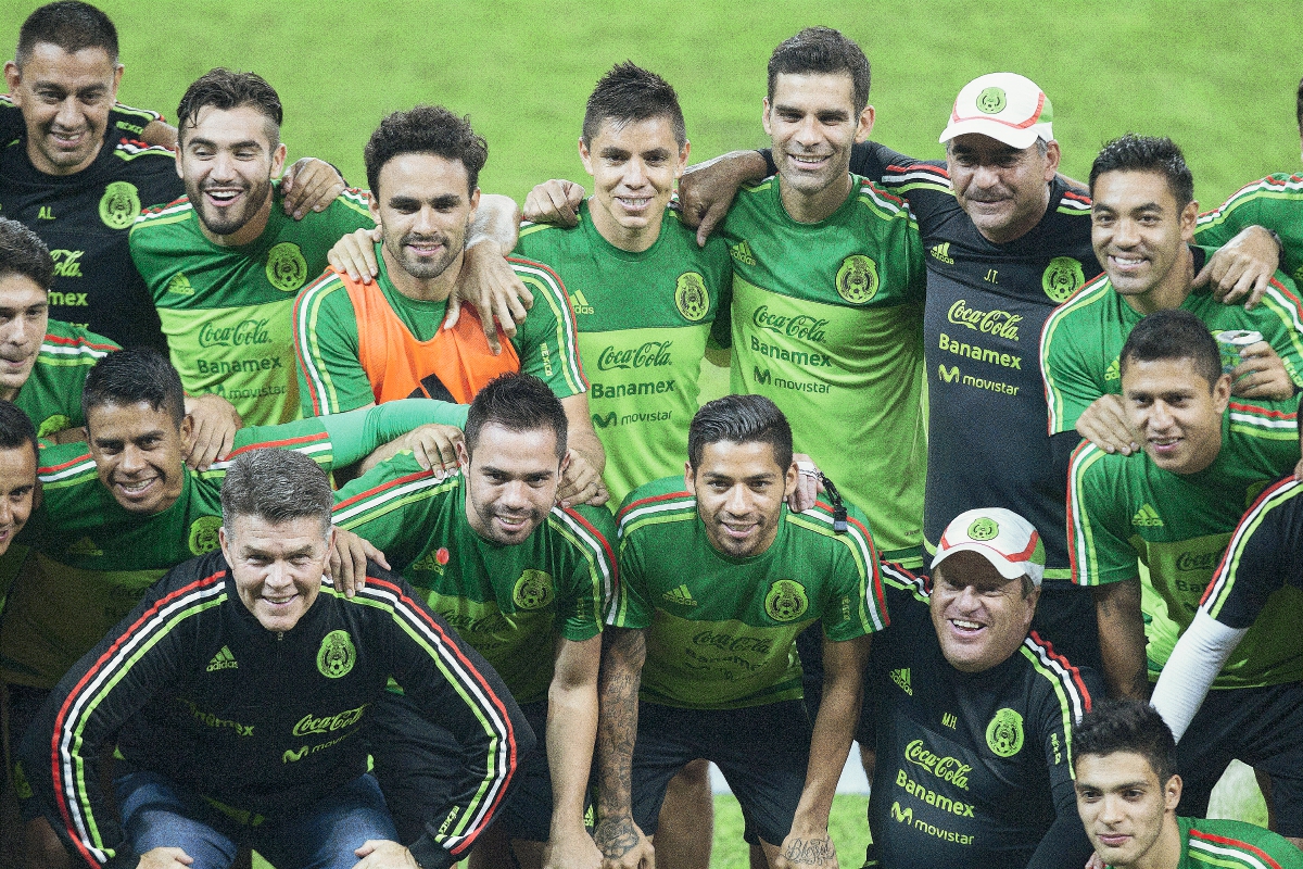 Los jugadores y la comisión técnica del seleccionado de México posan en un entrenamiento previo a su participación en la Copa América 2015. (Foto Prensa Libre: EFE)