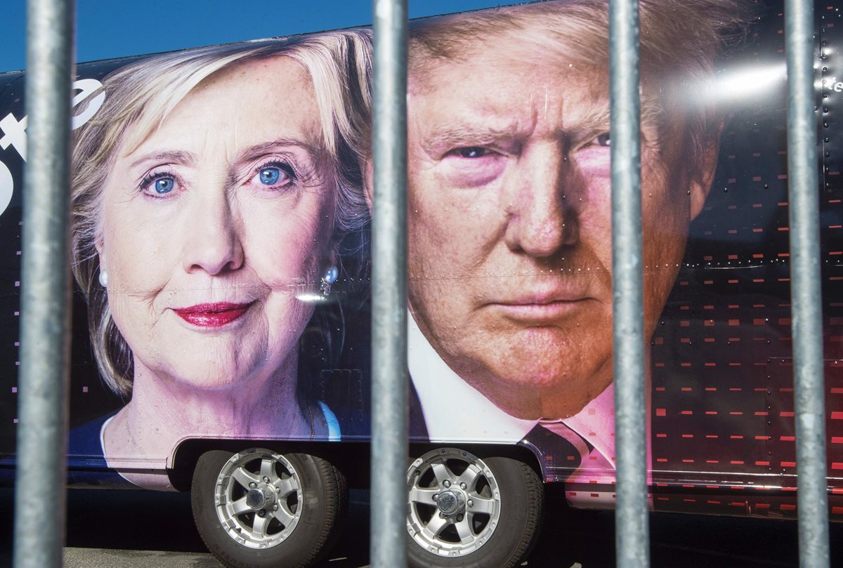 Un bus en Nueva York promociona el debate que tendrá lugar este lunes. (Foto Prensa Libre: AFP).