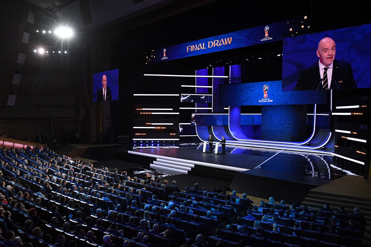 Presidente de Rusia, Vladimir Putin, durante el inicio del sorteo. (Foto Prensa Libre: AFP).