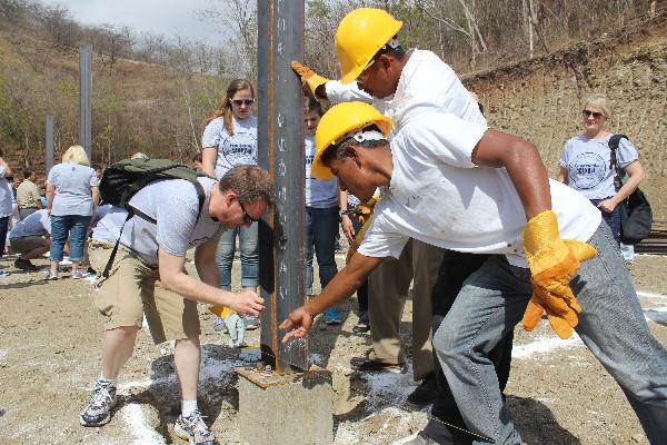 Impulsores de la iniciativa    trabajan en la construcción de  centro de capacitación.