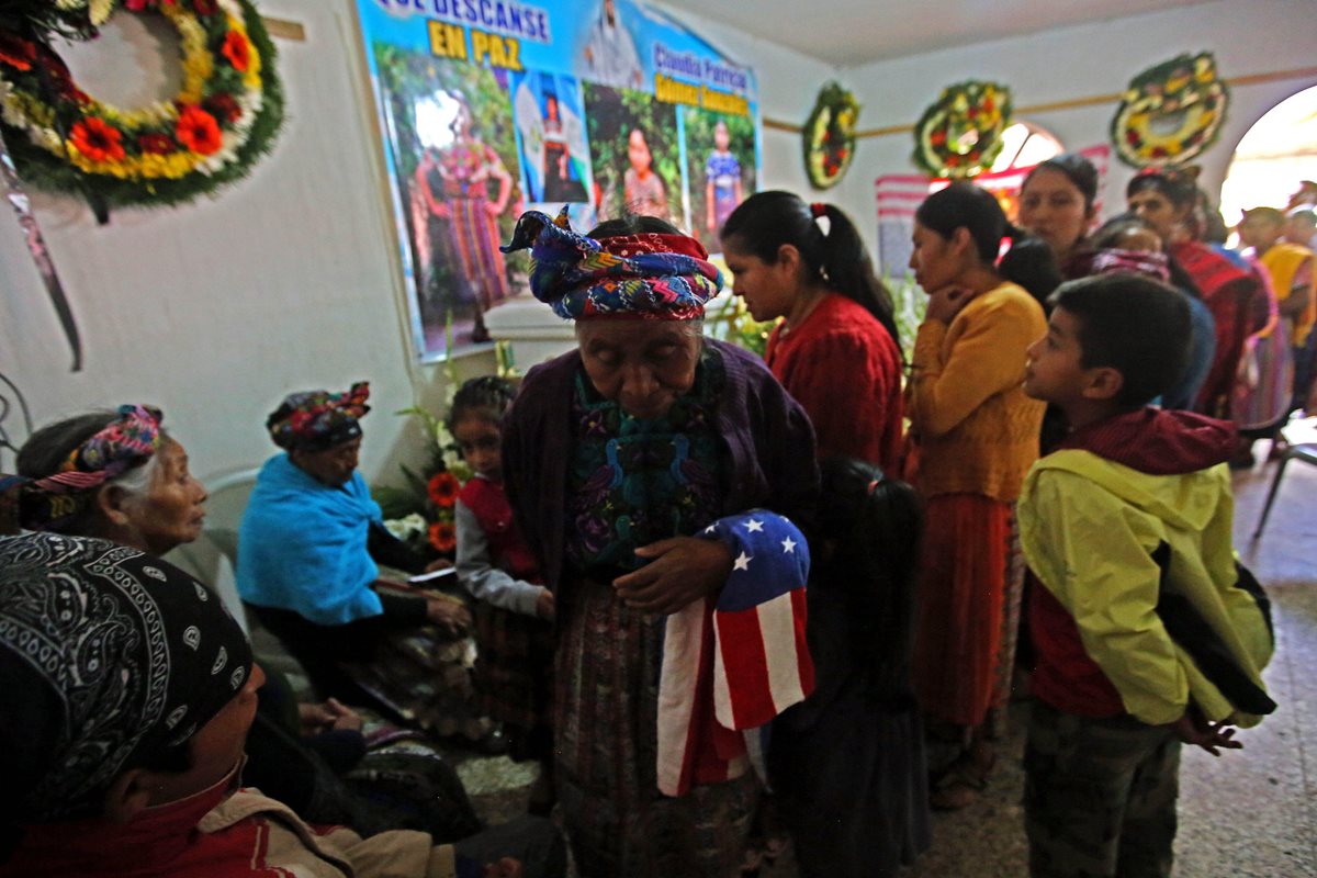 Cientos de personas dan el pésame a padres y familia de Claudia Gómez Gonzáles, migrante guatemalteca asesinada en Estados Unidos.