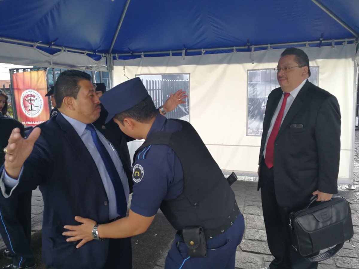 Los abogados Luis Rosales y Jaime Hernández Marroquín al momento de ingresar a la Torre de Tribunales. (Foto Prensa Libre: Érick Ávila)