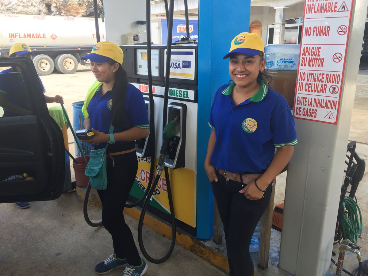 Dos de las empleadas que atienden la gasolinera en Raxruhá, Alta Verapaz. (Foto Prensa Libre: Eduardo Sam).