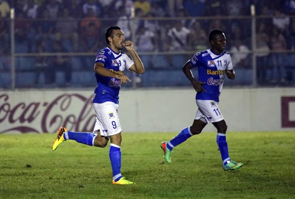 Ángel Prudencio (i) celebra el gol que le anotó a Xelajú MC (Foto Prensa Libre: Carlos Ventura)