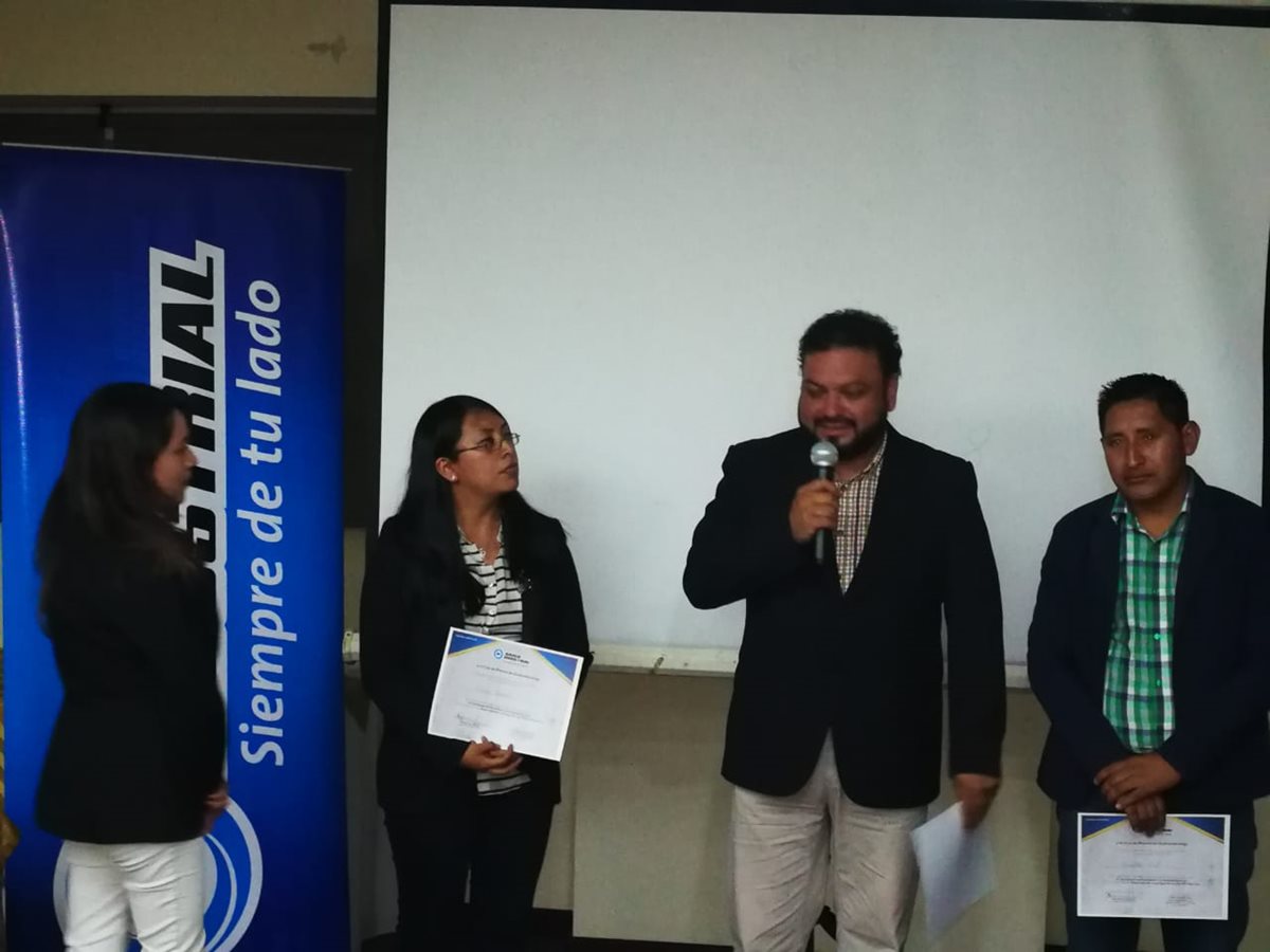 Periodista Raúl Barreno (centro), junto a otros comunicadores premiados.