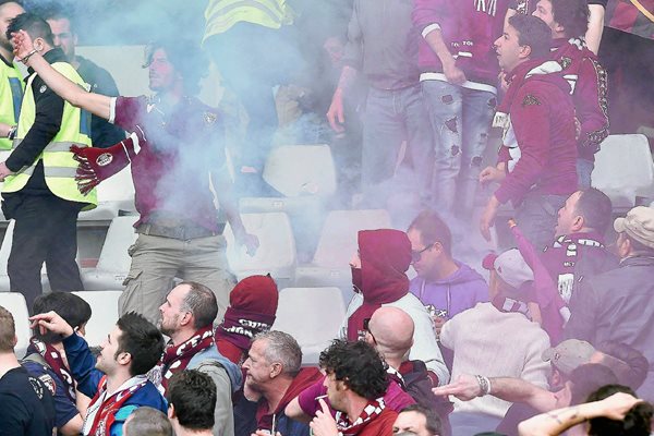 Sancionan a la Juve por la carta bomba que sus aficionados lanzaron en el juego Torino-Juventus. (Foto Prensa Libre: EFE)