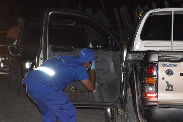 Autoridades investigan el móvil del crimen. (Foto Prensa Libre: Víctor Gómez).